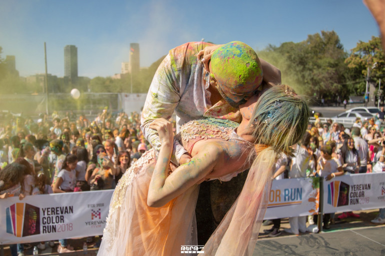 Հարսն ու փեսան՝ Yerevan Color Run 2018-ում. գունազարդ վազքի հետաքրքիր դրվագները