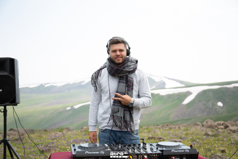 DJ-ական ռեկորդ․ DJ Ocean-ը նվագել է Արագածում՝ 3200 մետր բարձրության վրա՝ ռեկորդը գրանցելով «Դյուցազնագրքում» DJ-ական ռեկորդ․ DJ Ocean-ը նվագել է Արագածում՝ 3200 մետր բարձրության վրա՝ ռեկորդը գրանցելով «Դյուցազնագրքում»