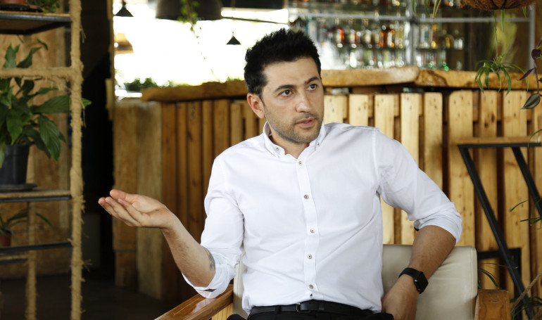 «Բանվորություն եմ արել, մատուցողի օգնական եմ աշխատել, չաշխատելուց ա պետք ամաչել»․ Գարիկ Պապոյանի անկեղծ հարցազրույցը «Բանվորություն եմ արել, մատուցողի օգնական եմ աշխատել, չաշխատելուց ա պետք ամաչել»․ Գարիկ Պապոյանի անկեղծ հարցազրույցը