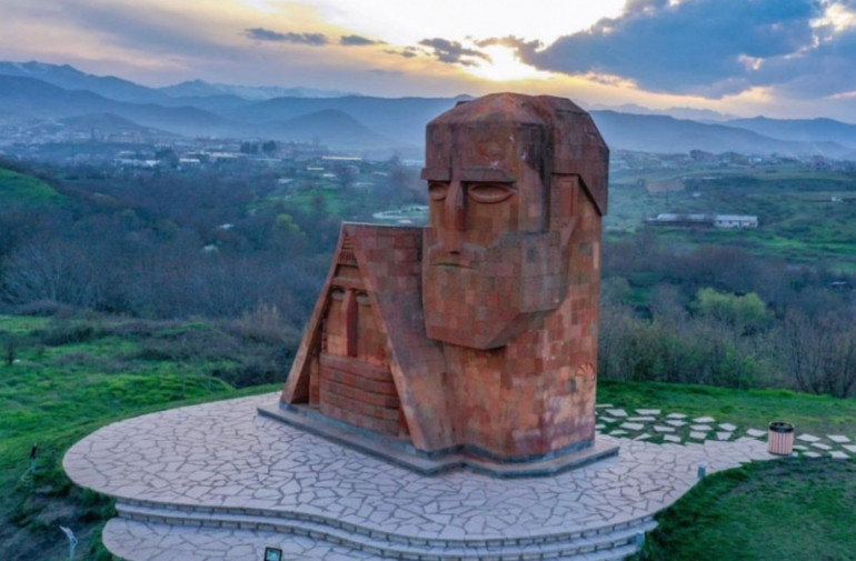 «Հանուն կյանքի ճանապարհի». Պոնչ, Թամարա Պետրոսյան, Արտեմ Վալտեր. մի խումբ հայտնիներ դեպի ՄԱԿ-ի գրասենյակ քայլերթ են կազմակերպել