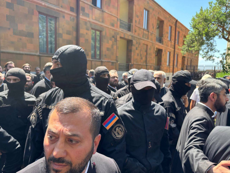Տեսանյութ.Լարված իրավիճակ Մայր Աթոռում, hրմշտոց սկսվեց հոգևորականների և ուժայինների միջև