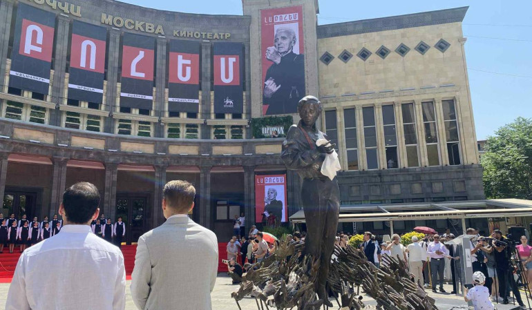Երևանում բացվեց Շառլ Ազնավուրի արձանը (տեսանյութ)