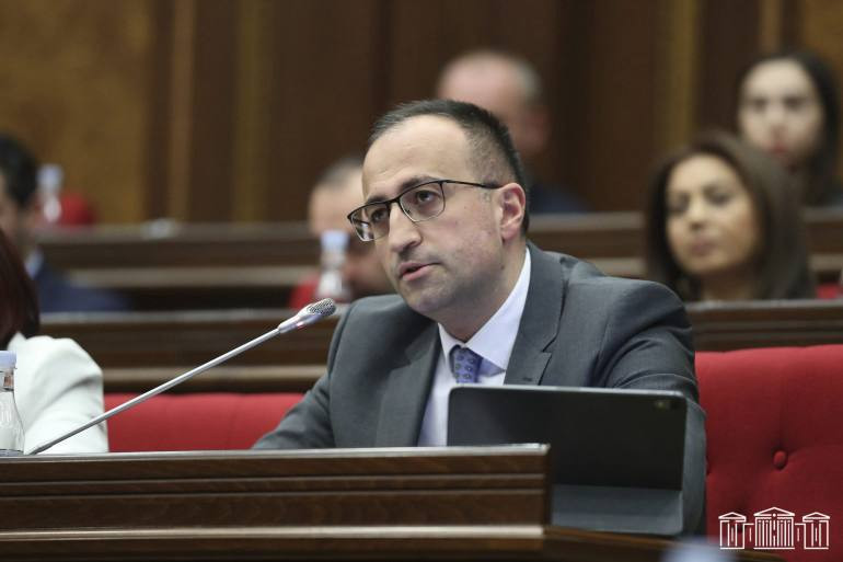 Արսեն Թորոսյանը վայր է դնում պատգամավորական մանդատը Արսեն Թորոսյանը վայր է դնում պատգամավորական մանդատը