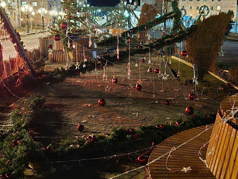 Արտակարգ իրավիճակ, ուժեղ քամու պատճառով կոտրվել է Ապարանի գլխավոր տոնածառը