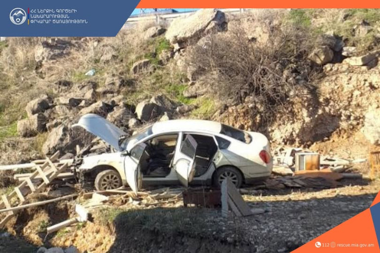 Կոտայքի մարզում «Nissan»-ը դուրս է եկել երթևեկելի գոտուց և հայտնվել ձորակում