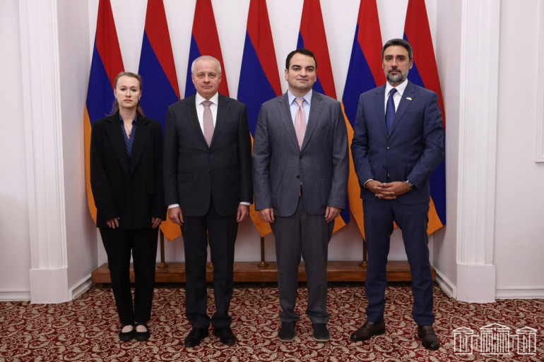 «Ուժեղ Հայաստան» խմբակցության անդամներն ու Կոպիրկինը քննարկել են Հայաստանի և Ռուսաստանի հարաբերությունների հետագա խորացման ու ընդլայնման հեռանկարներին վերաբերող հարցեր «Ուժեղ Հայաստան» խմբակցության անդամներն ու Կոպիրկինը քննարկել են Հայաստանի և Ռուսաստանի հարաբերությունների հետագա խորացման ու ընդլայնման հեռանկարներին վերաբերող հարցեր
