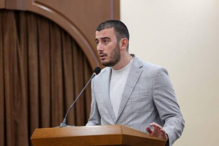 Սամվել Հակոբյանը վայր է դնում Երևանի ավագանու անդամի իր մանդատը