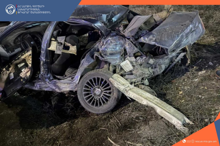 «BMW»-ն դուրս է եկել ճանապարհի երթևեկելի հատվածից և բախվել կայանած «KamAZ»-ին, զnh կա 