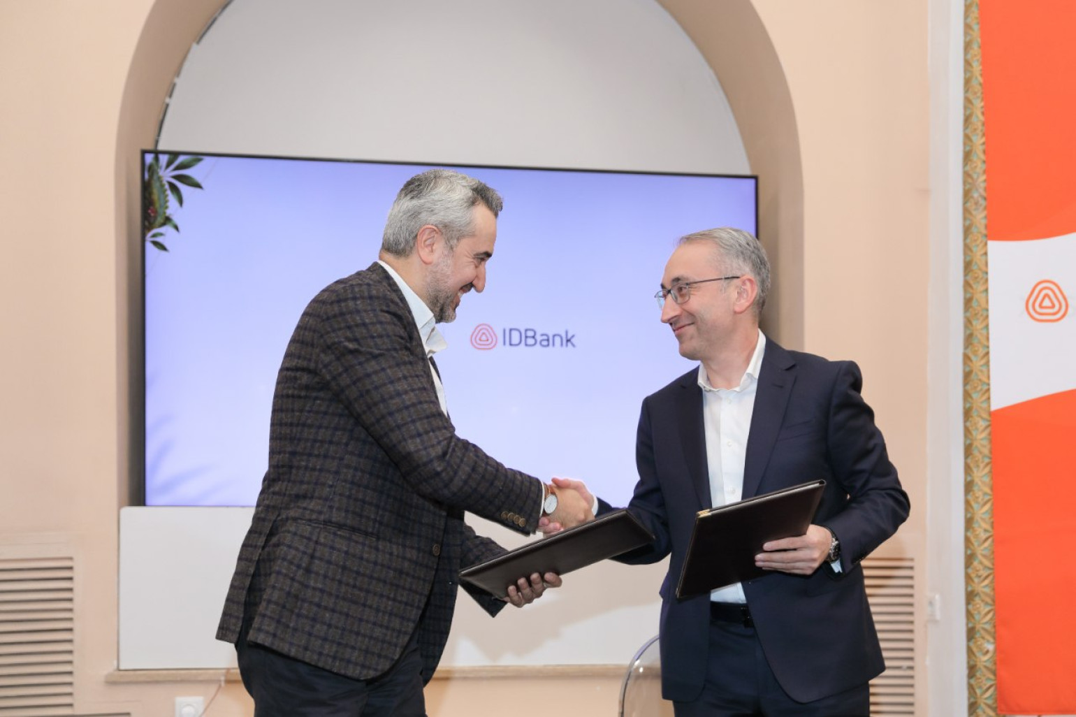 IDBank-ը իր 35-ամյակի միջոցառումների շրջանակում համագործակցության հուշագիր է կնքել Մատենադարանի հետ (լուսանկարներ, տեսանյութ) IDBank-ը իր 35-ամյակի միջոցառումների շրջանակում համագործակցության հուշագիր է կնքել Մատենադարանի հետ (լուսանկարներ, տեսանյութ)