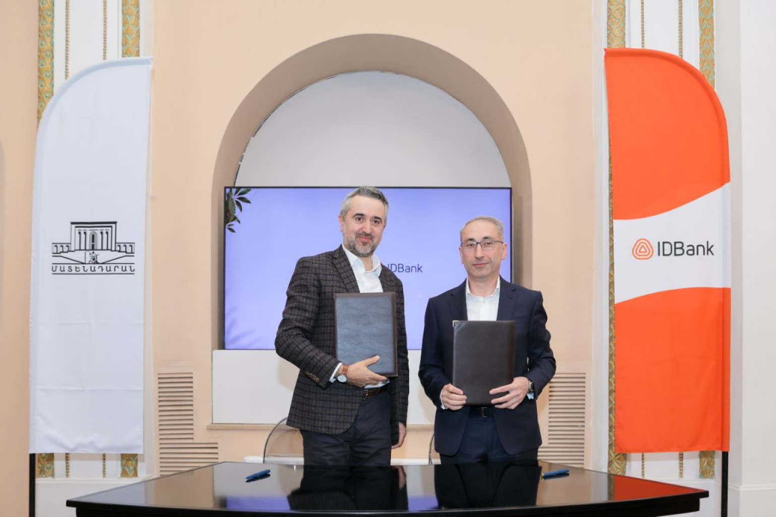 IDBank-ը իր 35-ամյակի միջոցառումների շրջանակում համագործակցության հուշագիր է կնքել Մատենադարանի հետ (լուսանկարներ, տեսանյութ) IDBank-ը իր 35-ամյակի միջոցառումների շրջանակում համագործակցության հուշագիր է կնքել Մատենադարանի հետ (լուսանկարներ, տեսանյութ)