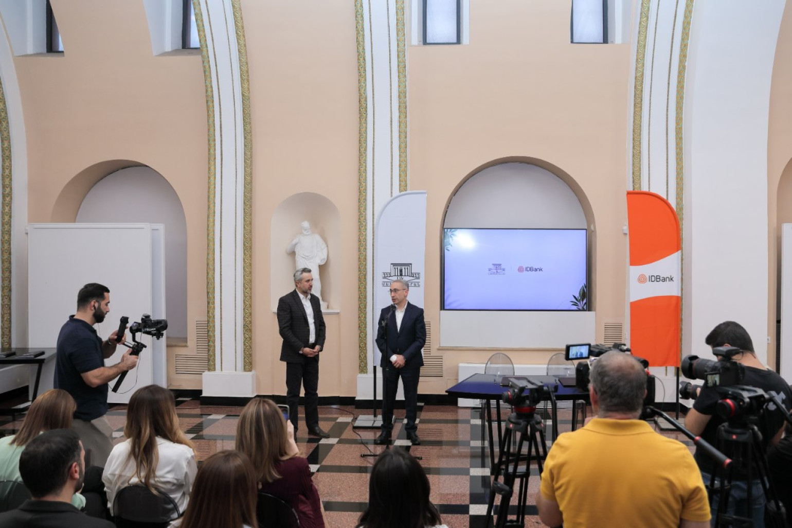 IDBank-ը իր 35-ամյակի միջոցառումների շրջանակում համագործակցության հուշագիր է կնքել Մատենադարանի հետ (լուսանկարներ, տեսանյութ) IDBank-ը իր 35-ամյակի միջոցառումների շրջանակում համագործակցության հուշագիր է կնքել Մատենադարանի հետ (լուսանկարներ, տեսանյութ)