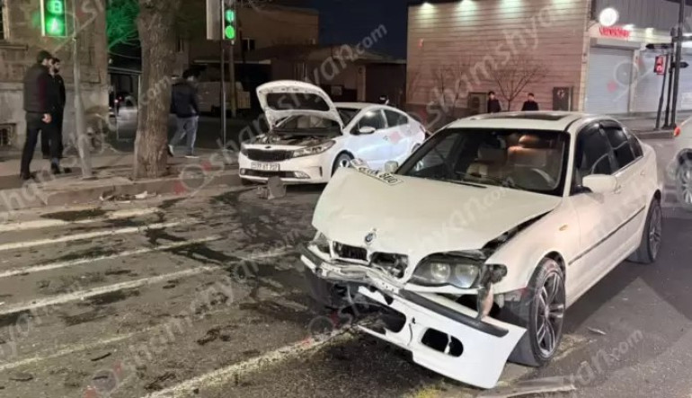 Մալաթիա-Սեբաստիա վարչական շրջանի թաղապետարանի դիմաց բшխվել են «BMW»-ն և «Kia Forte»-ն, կա վիրшվոր