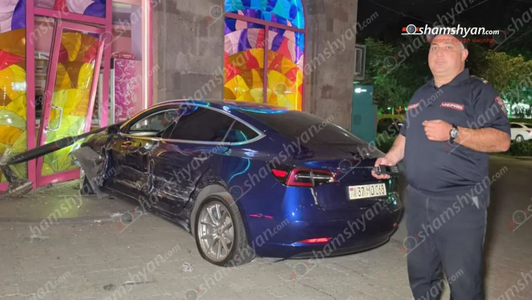 Սայաթ-Նովա պողոտայում բախվել են «Dodge» ու «Tesla», վերջինն էլ հետո կոտրել է լուսակիր, բախվել «Գրանդ Քենդի»-ի դռանը