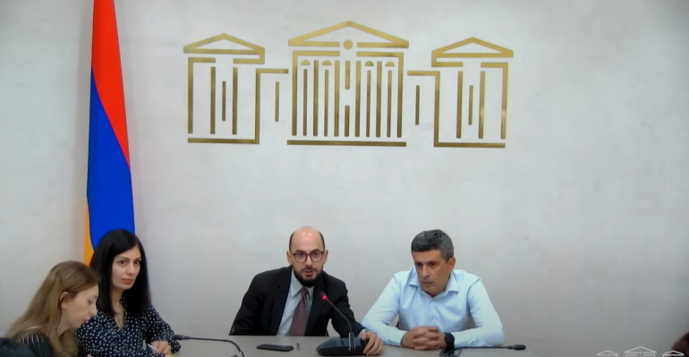 Մեր յուրաքանչյուր գործողություն պետք է վտանգավոր մեսիջներ չուղարկի հարևան պետություններին. ՔՊ-ականը՝ կնիքների վրայից Արարատի պատկերը հանելու մասին (տեսանյութ) Մեր յուրաքանչյուր գործողություն պետք է վտանգավոր մեսիջներ չուղարկի հարևան պետություններին. ՔՊ-ականը՝ կնիքների վրայից Արարատի պատկերը հանելու մասին (տեսանյութ)