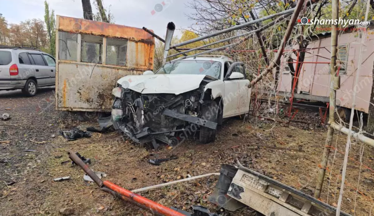 Կոտայքում «Infiniti»-ն բախվել է երկաթե ցանկապատին, ապա չգործող կրպակին