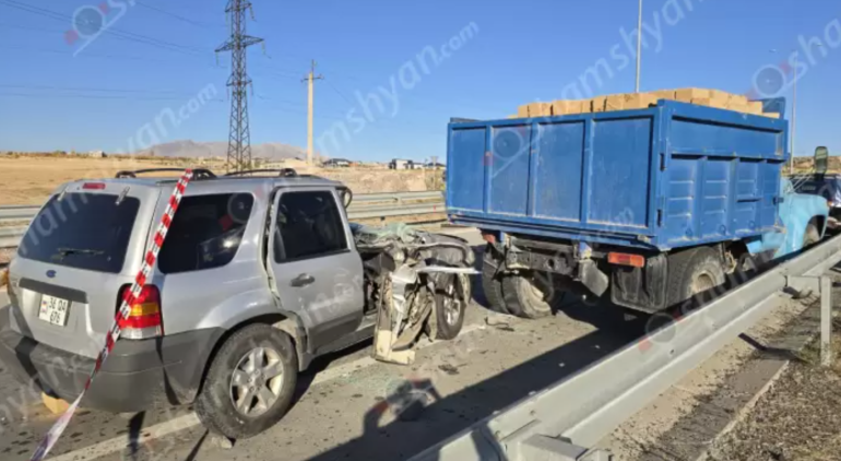 Գյումրու ավագանու ՔՊ խմբակցության ղեկավար Սարիկ Մինասյանի ծնողները «Ford»-ով բախվել են քարով բարձված բեռնատարին