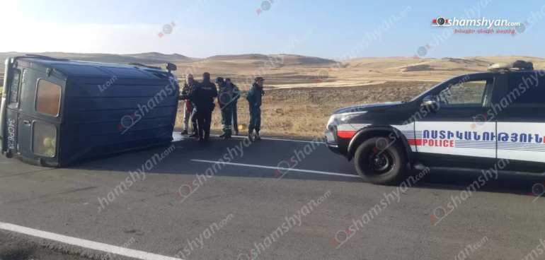 Գավառում գյուղմթերքով բարձված «Ford Transit»-ը կողաշրջվել է և հայտնվել ճանապարհի երթևեկելի գոտում