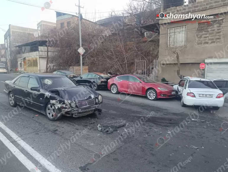 Թբիլիսյան խճուղում բախվել են «Tesla»-ն, «Mercedes»-ն ու «Daewoo»-ն. կա տուժած