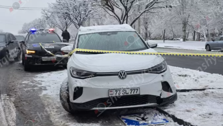 Երևանում մերկասառույցի պատճառով «Volkswagen ID4»-ը բախվել է հետիոտնային անցման ցուցանակին, կոտրել այն, որն էլ ընկել է հետիոտնի վրա