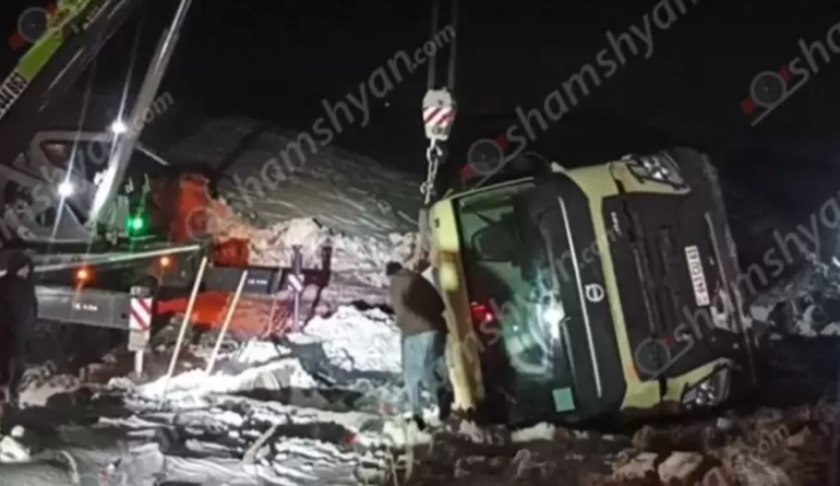 «Volvo» մակնիշի ցեմենտատորը դուրս է եկել երթևեկելի գոտուց և կողաշրջված հայտնվել ձնակույտերի մեջ