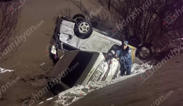 Կոտայքում բախվել են «Nissan»-ն ու «Mitsubishi»-ն, դուրս են եկել երթևեկելի գոտուց և հայտնվել ձորակում