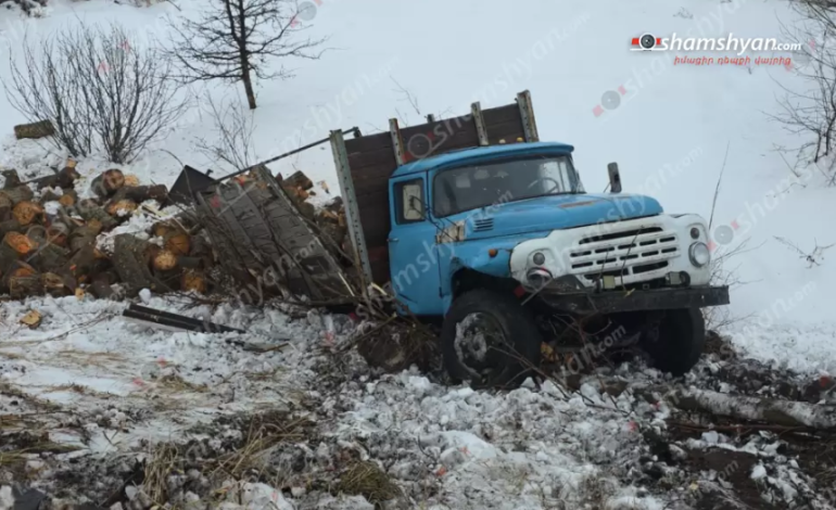 Իջևան-Սևան-Երևան ճանապարհին փայտե կոճղերով բարձված «Զիլ»-ը բախվել է երկաթե արգելապատնեշներին ու հայտնվել ձորում