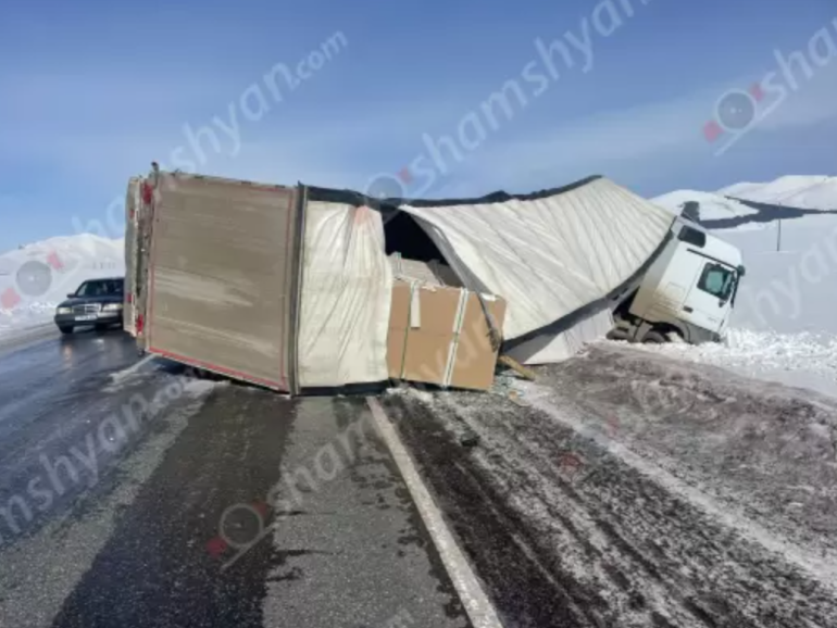 Խոշոր ավտովթար Արագածոտնի մարզում, վրաստանի քաղաքացին «Mercedes» բեռնատարով կողաշրջվել է