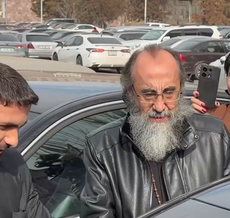 Հոյակապ եմ, լավ է, ամեն ինչ լավ է. Միքայել Սրբազանը դուրս գրվեց հիվանդանոցից Հոյակապ եմ, լավ է, ամեն ինչ լավ է. Միքայել Սրբազանը դուրս գրվեց հիվանդանոցից