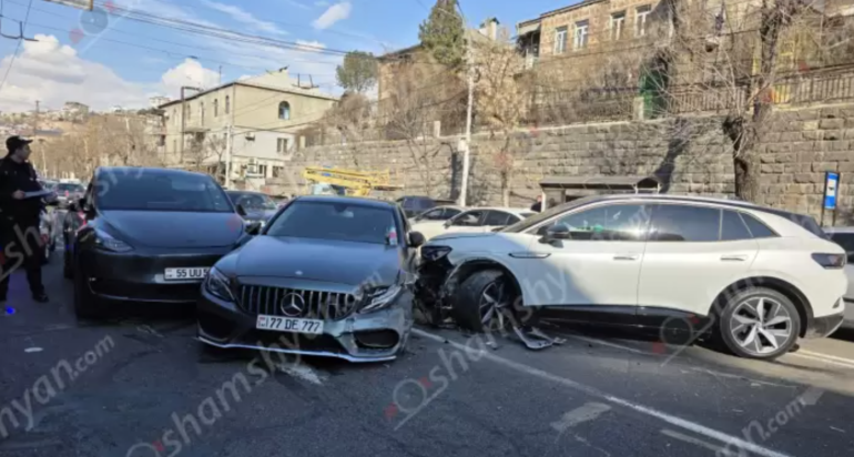 Երևանում բախվել են «Tesla»-ն, «Mercedes»-ը և «Volkswagen ID.4» մակնիշի ավտոմեքենաները