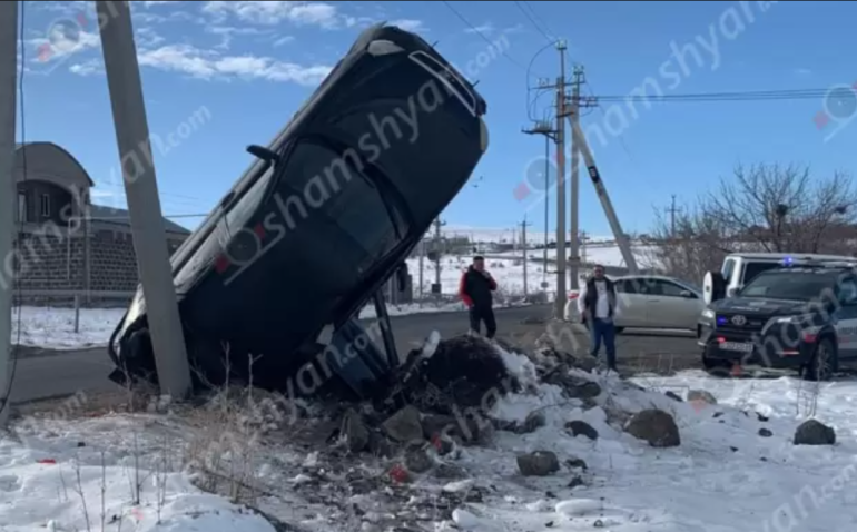 Կոտայքում՝ Ձորաղբյուրի ճանապարհին «Lada Priora»-ն գլխիվայր շրջվել է