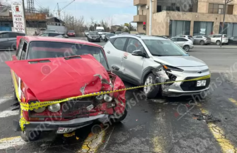 Արցախի-Էրեբունի փողոցների խաչմերուկում բախվել են «Chevrolet»-ն ու «ՎԱԶ 2106»-ը
