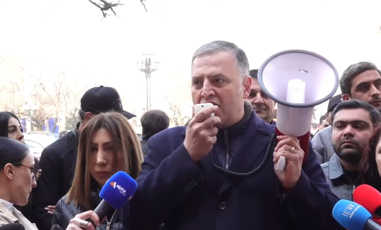 «Ուժեղ Հայաստան» կուսակցության անդամներն ու աջակիցները Երևանի կենտրոնում բողոքի ակցիաներ են իրականացնում՝ ի պաշտպանություն Սամվել Կարապետյանի «Ուժեղ Հայաստան» կուսակցության անդամներն ու աջակիցները Երևանի կենտրոնում բողոքի ակցիաներ են իրականացնում՝ ի պաշտպանություն Սամվել Կարապետյանի