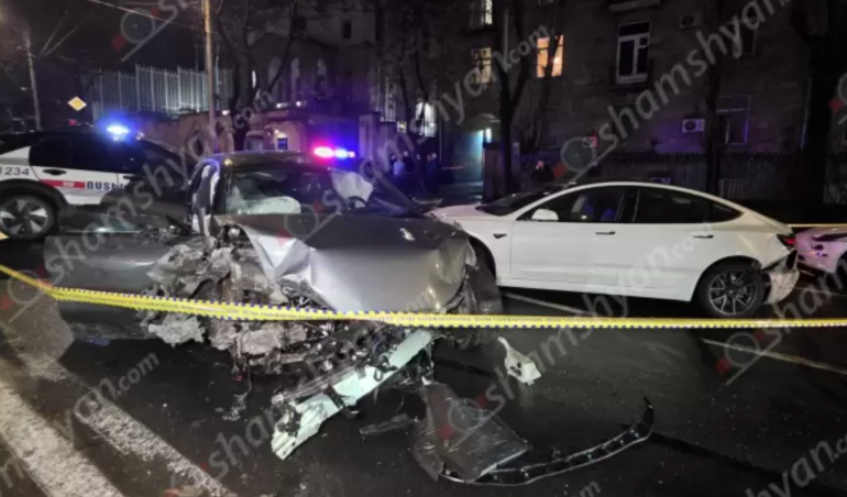 Խոշոր ու շղթայական վթար, նախագահական նստավայրի մոտ բախվել են 2 «Tesla», «Zeekr» ու «Toyota», վիրավnրներ կան