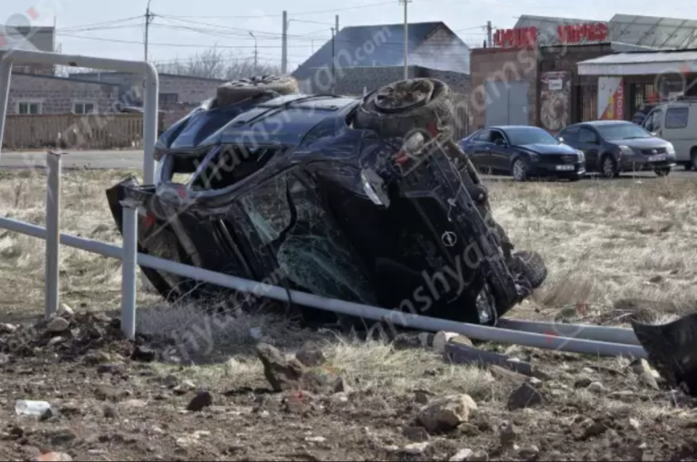 Եղվարդում «Opel»-ը կոտրել է փայտե էլեկտրասյունը և գազախողովակները