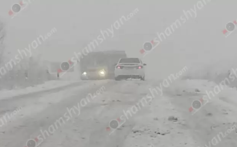 Առատ ձյան հետևանքով Սյունիքի Տանձավետ-Աղվանի ճանապարհին 1.5 ժամ է՝ վարորդները չեն կարողանում շարժվել