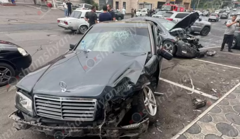 Երևանում բախվել է 4 մեքենա, կան վիրավnրներ Երևանում բախվել է 4 մեքենա, կան վիրավnրներ