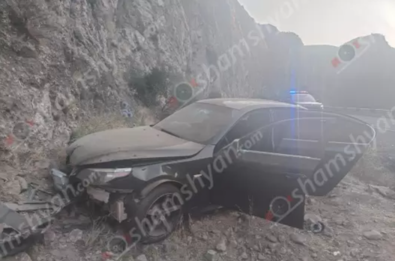 Վայոց ձորում 29-ամյա վարորդը «BMW»-ով դուրս է եկել ճանապարհի երթևեկելի գոտուց և բախվել ժայռին Վայոց ձորում 29-ամյա վարորդը «BMW»-ով դուրս է եկել ճանապարհի երթևեկելի գոտուց և բախվել ժայռին