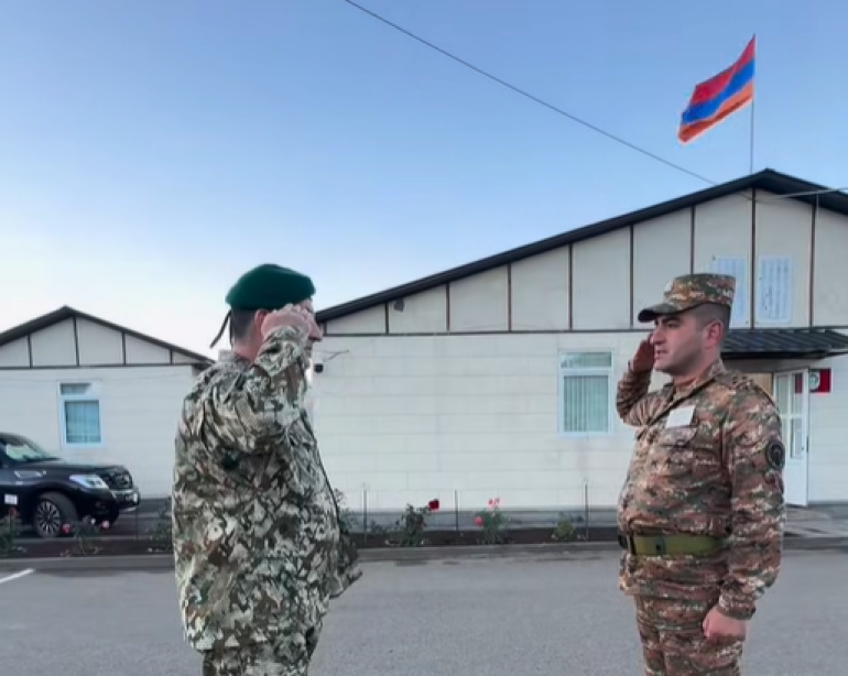 ԶՈՒ ԳՇ պետը չհայտարարված այց է կատարել սահմանային զորամասերից մեկը (տեսանյութ) ԶՈՒ ԳՇ պետը չհայտարարված այց է կատարել սահմանային զորամասերից մեկը (տեսանյութ)