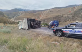 Երևան-Մեղրի ավտոճանապարհին «Isuzu» բեռնատարը դուրս է եկել ճանապարհի երթևեկելի գոտուց և կողաշրջվել Երևան-Մեղրի ավտոճանապարհին «Isuzu» բեռնատարը դուրս է եկել ճանապարհի երթևեկելի գոտուց և կողաշրջվել