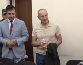 Ես ոնց որ ձեզանից լավ եմ. դատարան բերված Ռոբերտ Քոչարյանը՝ աջակիցներին Ես ոնց որ ձեզանից լավ եմ. դատարան բերված Ռոբերտ Քոչարյանը՝ աջակիցներին