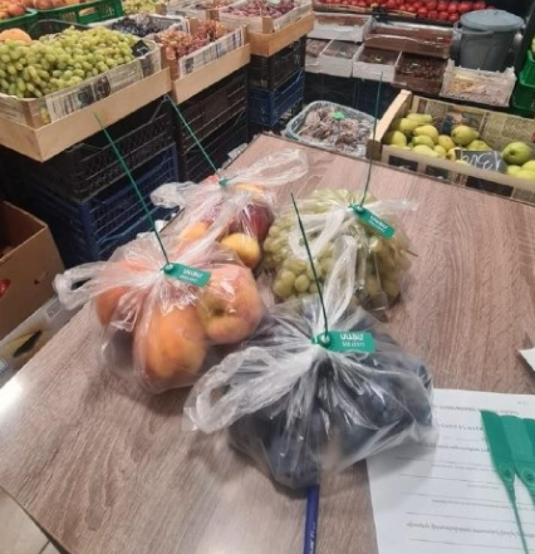 Քաղաքացին տեսանկարահանել և պնդել էր, որ խանութի աշխատակիցը «Դիխլոֆոս» է փչել վաճառվող մրգերի վրա. ՍԱՏՄ-ն ստուգումներ է իրականացնում (տեսանյութ) Քաղաքացին տեսանկարահանել և պնդել էր, որ խանութի աշխատակիցը «Դիխլոֆոս» է փչել վաճառվող մրգերի վրա. ՍԱՏՄ-ն ստուգումներ է իրականացնում (տեսանյութ)