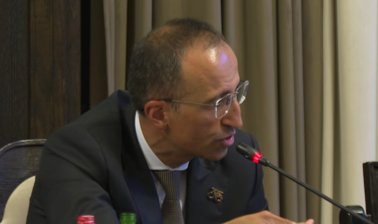 Քաղաքացին, երբ գնում է Հայաստանից այլ երկրի անձնագրով, մեր համակարգերը տեսնու՞մ են, որ դա նույն քաղաքացին է. վստահ չեմ, որ մի քանի անձնագիր ունեցողին իդենտիֆիկացնելու ենք որպես մի անձ. Թորոսյան Քաղաքացին, երբ գնում է Հայաստանից այլ երկրի անձնագրով, մեր համակարգերը տեսնու՞մ են, որ դա նույն քաղաքացին է. վստահ չեմ, որ մի քանի անձնագիր ունեցողին իդենտիֆիկացնելու ենք որպես մի անձ. Թորոսյան