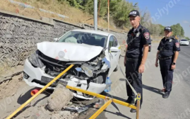 Աճառյան փողոցում՝ Առինջի կամարի մոտ, բախվել են «BMW»-ն ու «Nissan»-ը, կան վիրավnրներ Աճառյան փողոցում՝ Առինջի կամարի մոտ, բախվել են «BMW»-ն ու «Nissan»-ը, կան վիրավnրներ