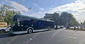 Ֆրանսիայի հրապարակում տրոլեյբուսի լարերը պոկվել և վնասել են այլ մեքենաներ Ֆրանսիայի հրապարակում տրոլեյբուսի լարերը պոկվել և վնասել են այլ մեքենաներ