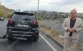 Երևանում «Nissan Tiida»-ն բախվել է «Nissan Rogue»-ին, վարորդներից մեկը քաղաքական մեկնաբան Արթուր Կիրակոսյանն է