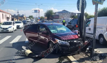 «Զվարթնոց» օդանավակայանի խաչմերուկում «Kia Forte»-ն բախվել է երկաթե սյանը
