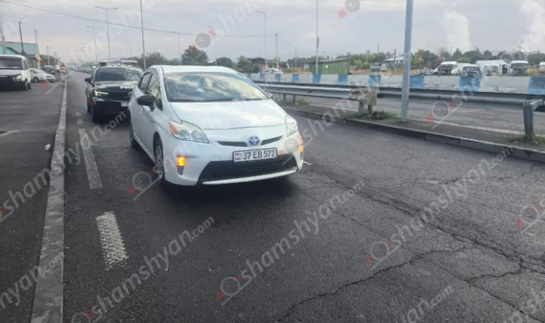 Արտաշատի խճուղում 43-ամյա վարորդը «Toyota»-ով վրшերթի է ենթարկել փողոցն արգելված հատվածով հատող՝ ազգությամբ հնդիկ հետիոտնի Արտաշատի խճուղում 43-ամյա վարորդը «Toyota»-ով վրшերթի է ենթարկել փողոցն արգելված հատվածով հատող՝ ազգությամբ հնդիկ հետիոտնի