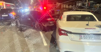 Դավիթ Բեկի փողոցում բախվել են «Toyota Camry»-ն, «Chrysler»-ը և «Nissan Rogue»-ը Դավիթ Բեկի փողոցում բախվել են «Toyota Camry»-ն, «Chrysler»-ը և «Nissan Rogue»-ը