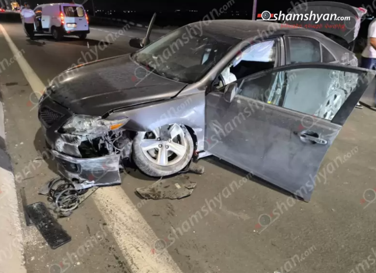Երևան-Էջմիածին ճանապարհին «Toyota Camry»-ն դուրս է եկել երթևեկելի գոտուց, բախվել երկաթե սյանը, կա տուժած Երևան-Էջմիածին ճանապարհին «Toyota Camry»-ն դուրս է եկել երթևեկելի գոտուց, բախվել երկաթե սյանը, կա տուժած