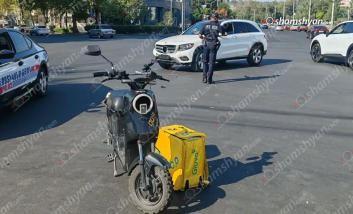 Շախմատի տան դիմաց բախվել են «Mercedes»-ն ու մոպեդը․ վերջինս կողաշրջվել է, մոպեդավարը տեղափոխվել է հիվանդանոց Շախմատի տան դիմաց բախվել են «Mercedes»-ն ու մոպեդը․ վերջինս կողաշրջվել է, մոպեդավարը տեղափոխվել է հիվանդանոց